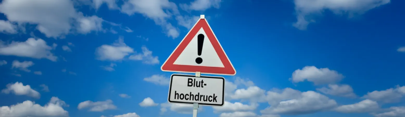 Warnschild mit Aufschrift „Bluthochdruck“ – erhöhter Blutdruck kann auch die Leber gefährden & das Fettleberrisiko erhöhen