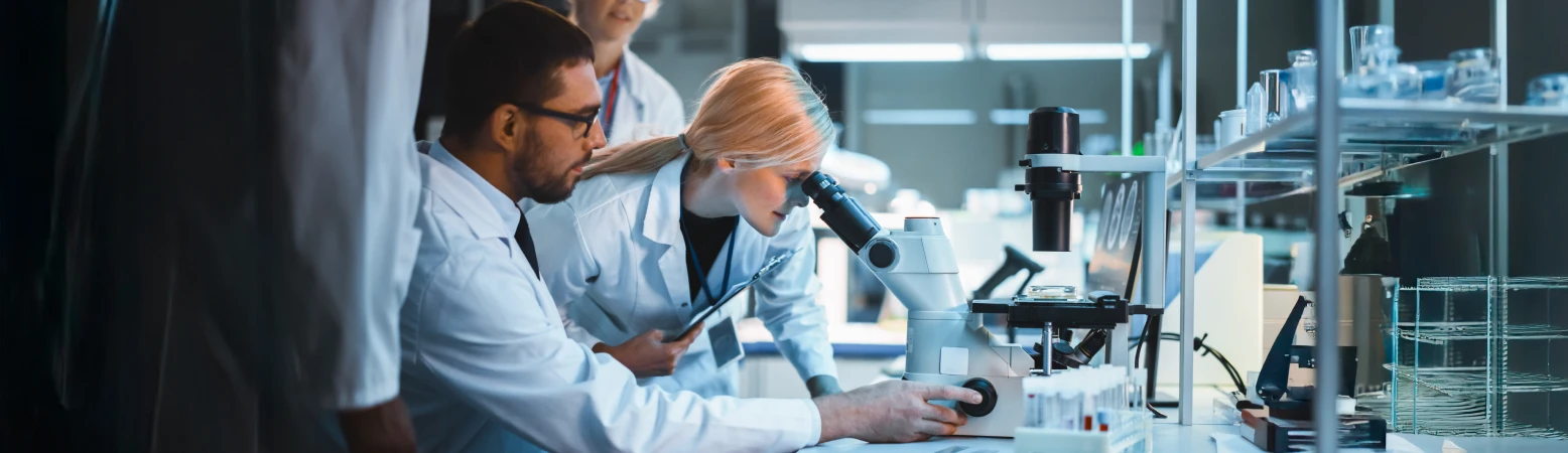 Forschende arbeiten im Labor an Leberzellen – neue Hoffnung für Patient:innen mit Leberzirrhose durch Regeneration